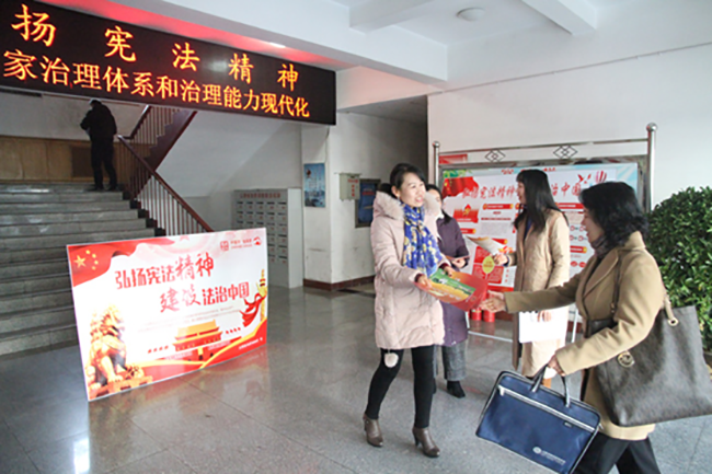 FT[19EP[G$W~135HX$F<p>　　為深入貫徹落實中央、省、局關(guān)于國家憲法日宣傳周指示精神，12月4日上午，地調(diào)院開展了以主題為&ldquo;弘揚憲法精神，推進國家治理體系和治理能力現(xiàn)代化&rdquo;的憲法知識宣傳活動。</p>
<p>　　在機關(guān)一樓電子屏播放&ldquo;弘揚憲法精神，推進國家治理體系和治理能力現(xiàn)代化&rdquo;宣傳主題，制作擺放3塊憲法知識宣傳展板，在平陽路辦公區(qū)發(fā)放憲法知識宣傳單。</p>
<p></p>
<p>　　通過此項活動，機關(guān)干部職工學(xué)習(xí)了憲法知識，學(xué)習(xí)了習(xí)近平總書記全面依法治國的新理念、新思想、新戰(zhàn)略。為激勵黨員干部帶頭維護和忠于憲法的憲法意識、責(zé)任意識，提高政治站位，牢記初心使命，牢牢把握正確的政治方向和輿論導(dǎo)向，營造了學(xué)法、用法、尊崇憲法的濃厚氛圍。</p>
<p></p>
<p>　　<p style=