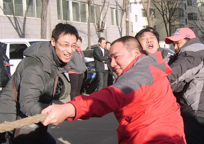 加油,看你的了?。S晉榮攝--2013年12月攝于地調(diào)院迎元旦拔河比賽中)_調(diào)整大小.JPG